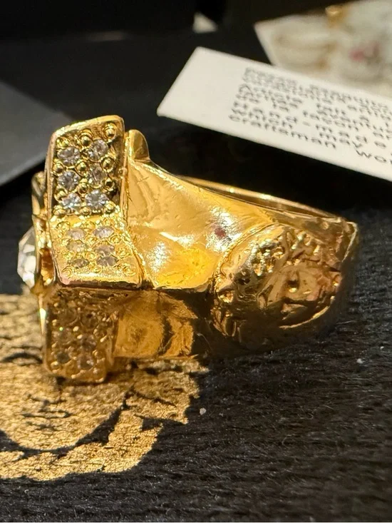 Versace
AUTHENTIC GIANNI VERSACE
SUNBURST RING
Versace Gold Star Ring - Picture 8 of 14